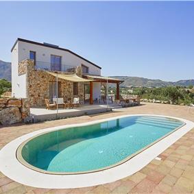 4 bedroom villa with pool, Castellammare del Golfo, sleeps 8-9